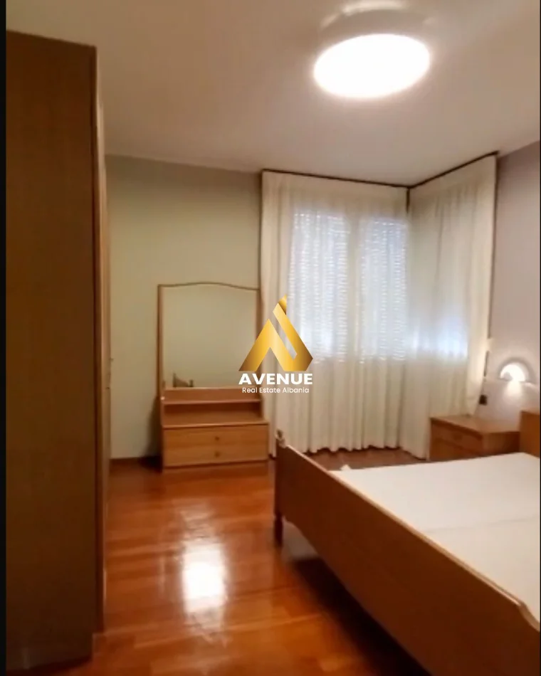 Tirane, jepet me qera apartament 3+1+Ballkon Kati 4, 115 m² 1.600 € (Rruga e Kosovareve)