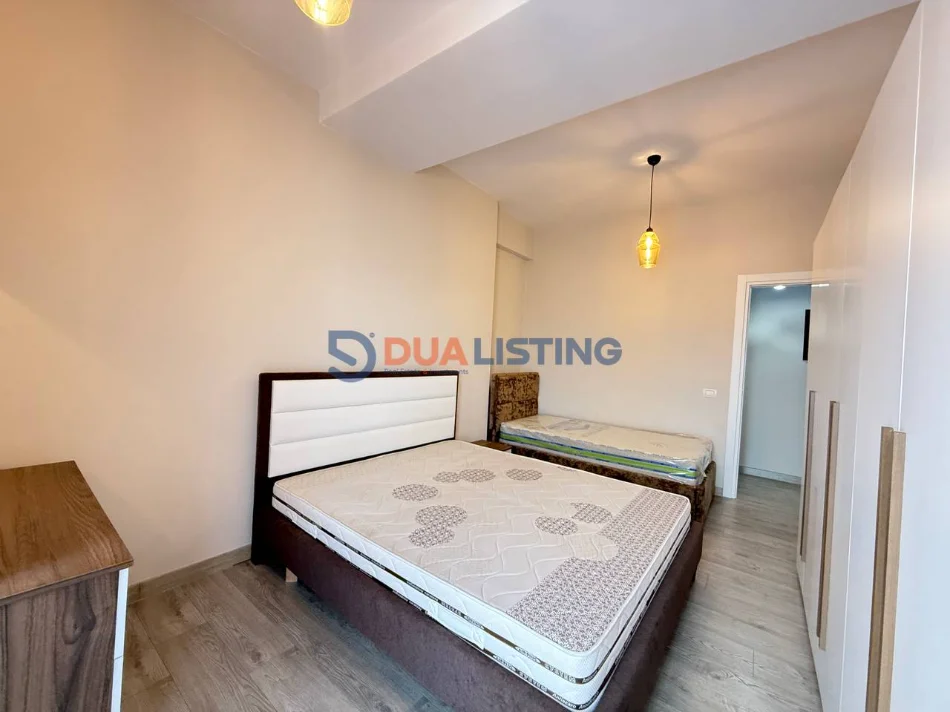 Tirane, jepet me qera apartament 1+1 , 85 m² 600 € (Xhamlliku)