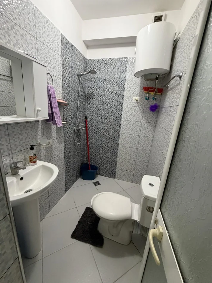 Tirane, jepet me qera garsonier Kati 1, 40 m² 400 € (Rruga Fortuzi)