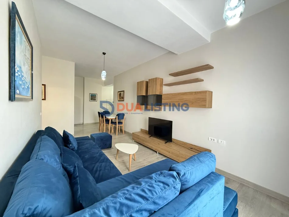 Tirane, jepet me qera apartament 1+1 , 85 m² 600 € (Xhamlliku)