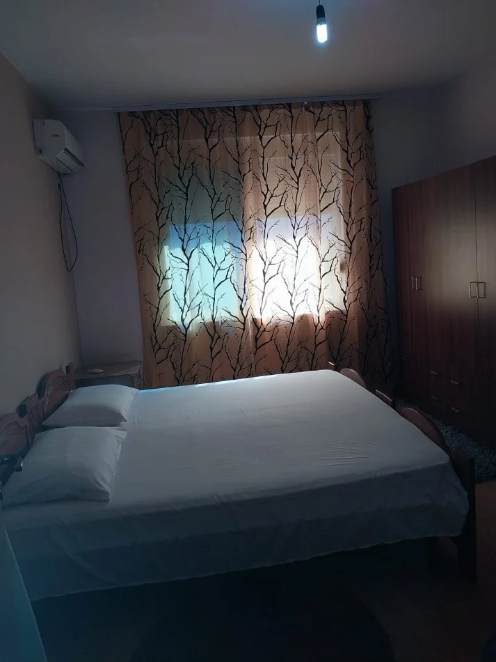 Tirane, jepet me qera 2+1+Ballkon Kati 2, 100 m² 350 € (Restorant Fresku)