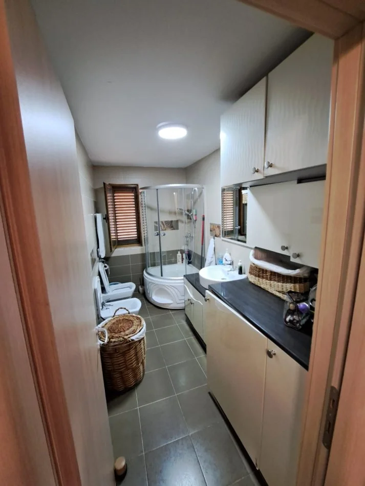 Tirane, jepet me qera apartament 3+1 Kati 4, 80 m² 900 € (Piramida)