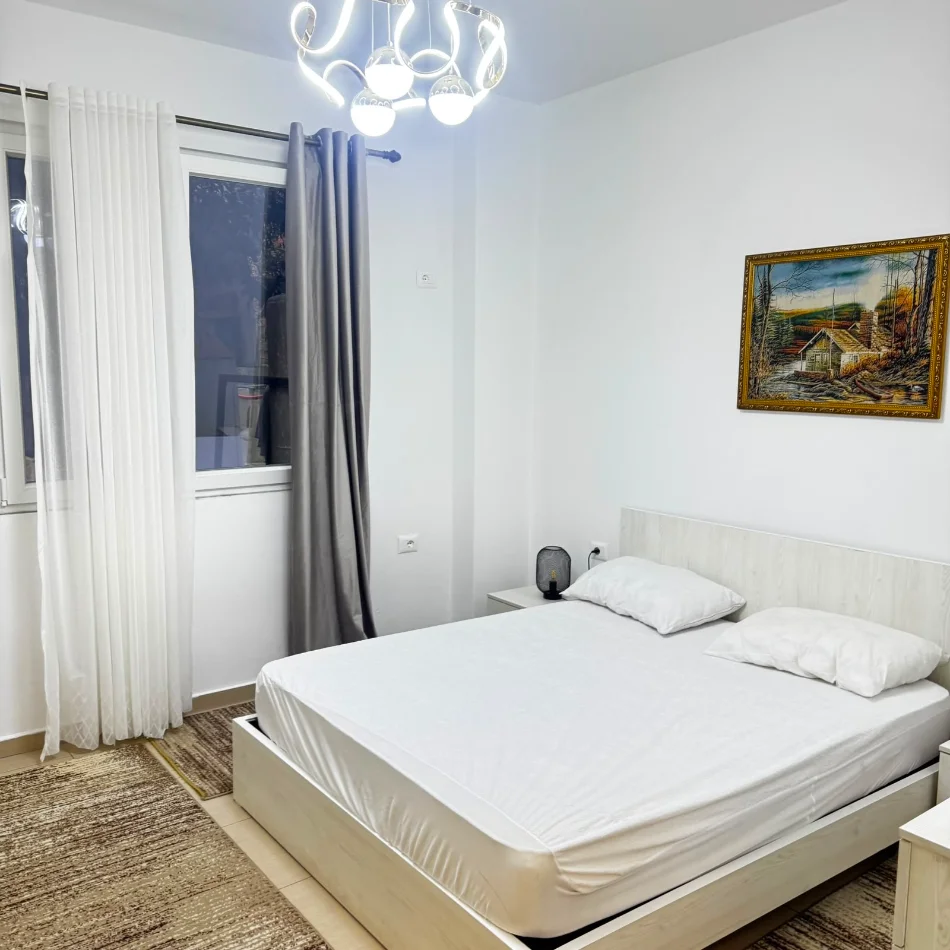 Tirane, jepet me qera apartament 1+1 Kati 1, 60 m² 500 € (5 Maj prane Concord Center)