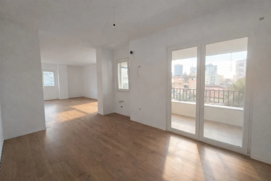 Tirane, jepet me qera apartament 3+1 Kati 3, 135 m² 1.200 € (Pazari i Ri)