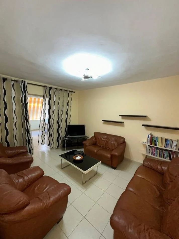 Durres, jepet me qera apartament 2+1+Aneks+Ballkon Kati 3, 94 m² 350 € ( Adresa: KOPSHTI IVINA ZONA 3)