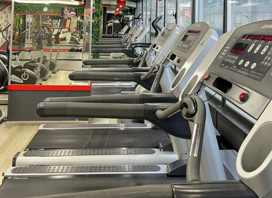 Tirane,SHITET BIZNESI PALESTER OSE VETEM PAJISJET PANATTA NE GJENDJE PUNE TE MIRA.