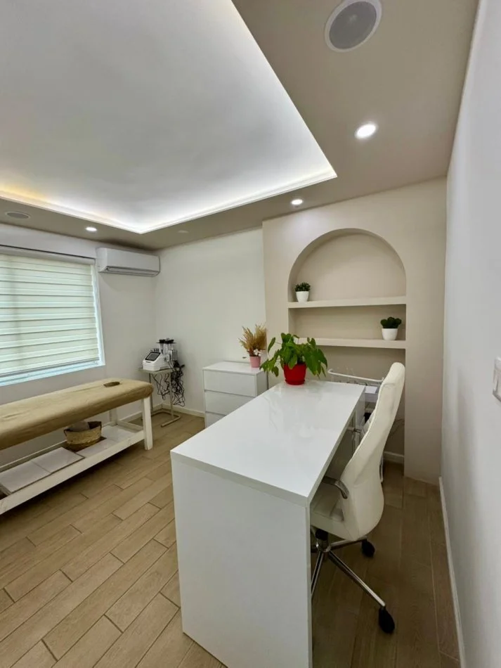 Tirane, jepet me qera ambjent biznesi Kati 1, 68 m² 750 € (Rruga Muhamet Gjollesha)