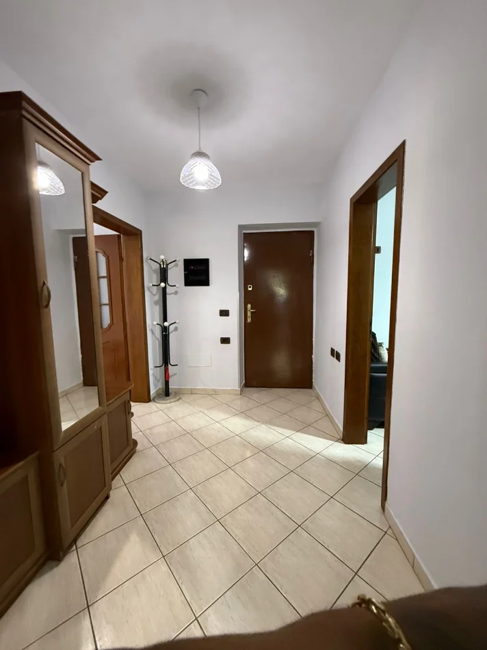 Tirane, jepet me qera apartament 2+1 Kati 2, 90 m² 600 € (Rruga e Kavajes ,21 Dhjetori)