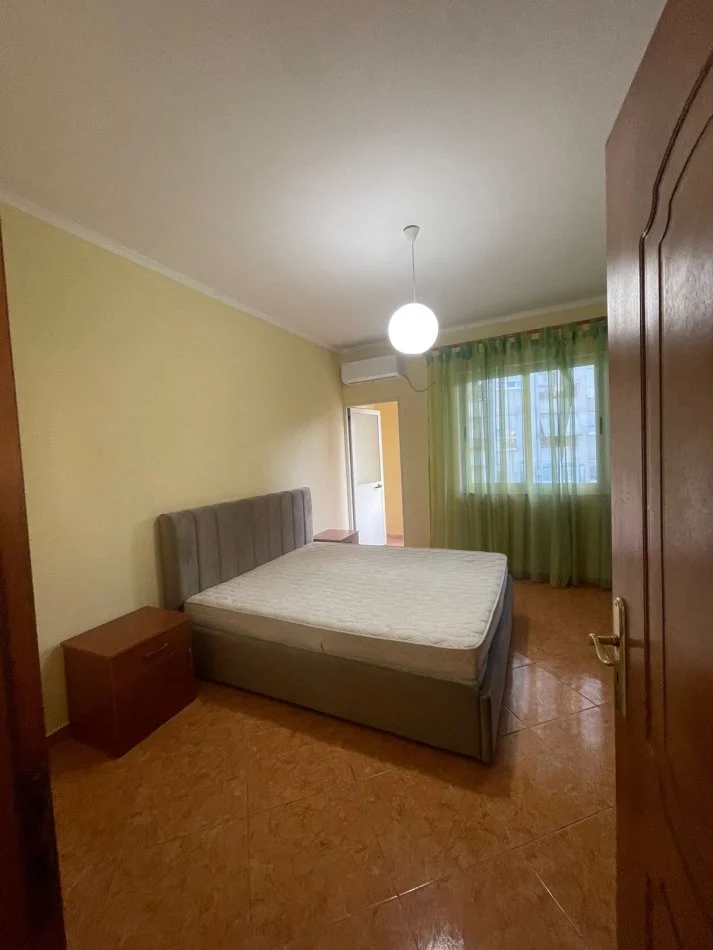 Tirane, jepet me qera apartament 1+1 , 550 € (Artan Lenja)