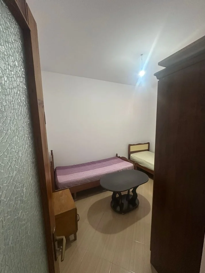 Tirane, jepet me qera apartament 2+1 Kati 1, 80 m² 450 € 