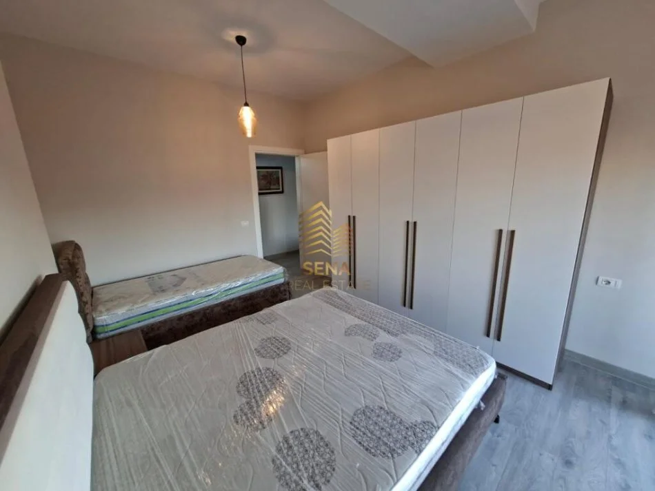 Tirane, jepet me qera apartament 1+1+Ballkon Kati 2, 85 m² 550 € (Brryl)