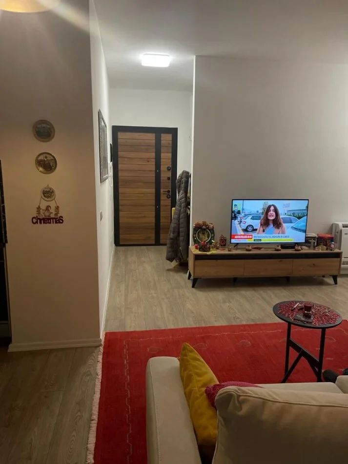 Tirane, jepet me qera apartament 2+1+Ballkon , 87 m² 450 € 