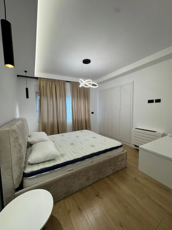Tirane, jepet me qera apartament 1+1+Ballkon Kati 2, 900 € (Qender, Piazza)
