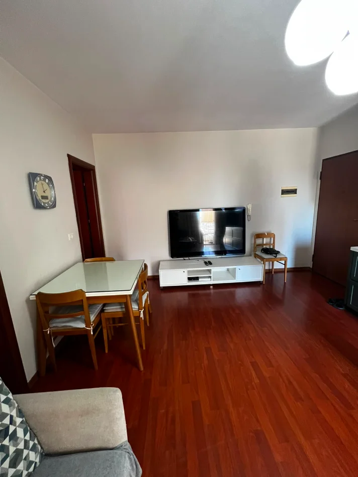 Tirane, jepet me qera apartament 1+1+Ballkon Kati 8, 110 m² 600 € (Rruga e Barrikadave)