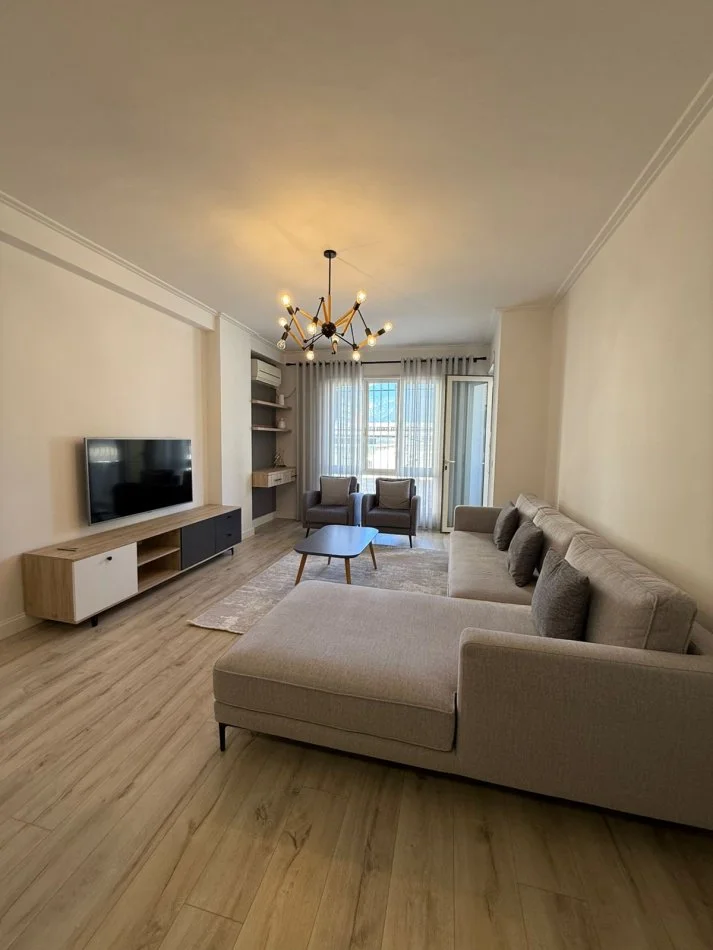 Tirane, jepet me qera apartament 2+1+Ballkon Kati 2, 750 € (Stacioni Trenit)