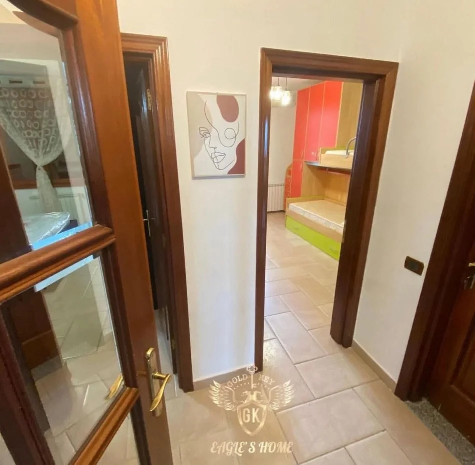 DURRES, jepet me qera 2+1+Ballkon Kati 2, 600 € (Qera Apartament Sistemin 2+1+2 Vollga,Dy Kitarat)