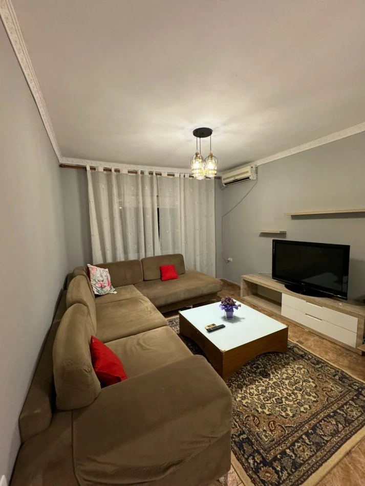 Tirane, jepet me qera apartament 2+1+Ballkon Kati 4, 85 m² 500 € (Rr Irfan Tomini perballe Hilton Hotel)