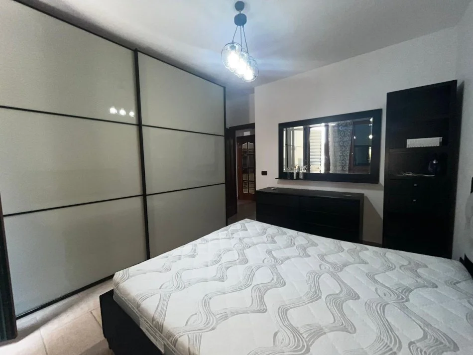 DURRES, jepet me qera 2+1+Ballkon Kati 2, 600 € (Qera Apartament Sistemin 2+1+2 Vollga,Dy Kitarat)
