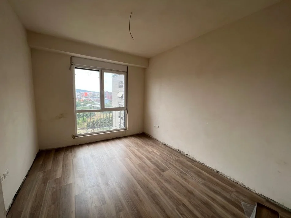 Tirane, jepet me qera apartament 3+1 Kati 8, 140 m² 600 € (Ish fusha e aviacionit)