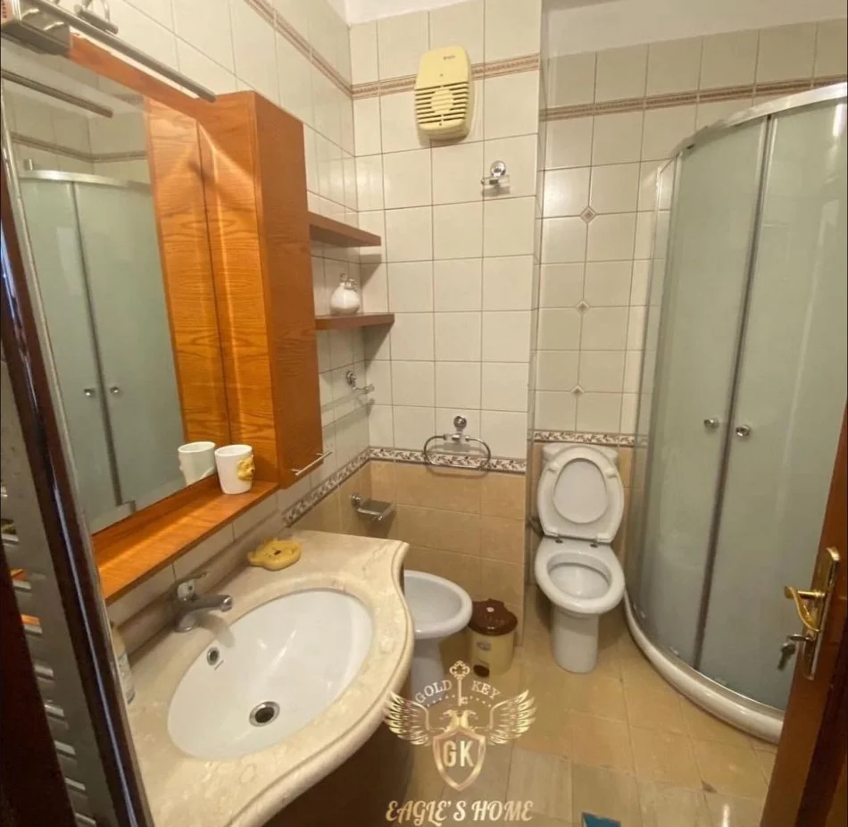 DURRES, jepet me qera 2+1+Ballkon Kati 2, 600 € (Qera Apartament Sistemin 2+1+2 Vollga,Dy Kitarat)