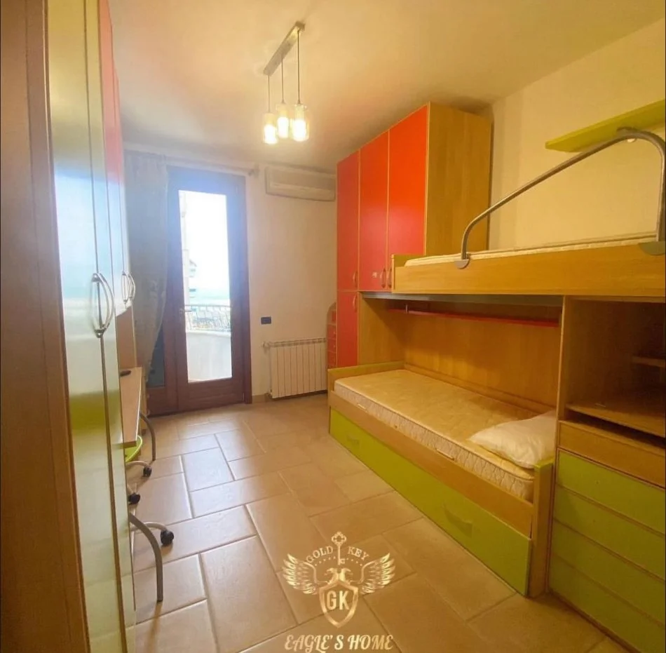 DURRES, jepet me qera 2+1+Ballkon Kati 2, 600 € (Qera Apartament Sistemin 2+1+2 Vollga,Dy Kitarat)