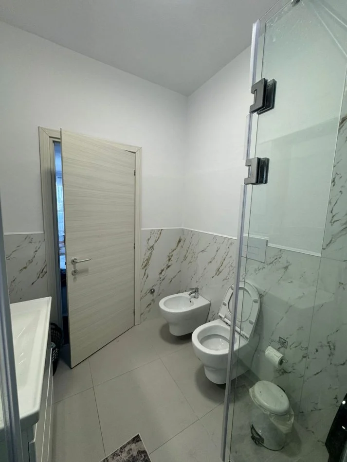 Tirane, jepet me qera 2+1 , 98 m² 750 € (Fusha Aviacionit)