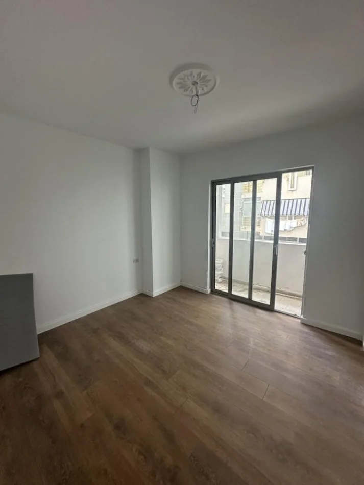 Shqiperi, shes apartament 2+1+Ballkon , (UJESJELLES 0692039456)