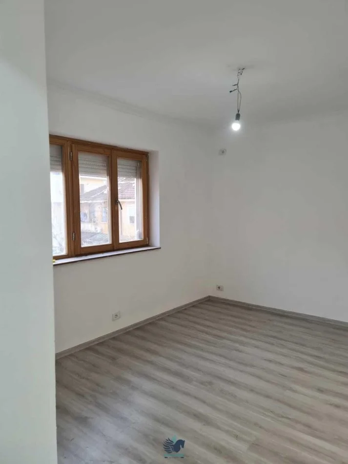 Shitet apartament 1+1 Tek 21 Dhjetori [ID PE20]