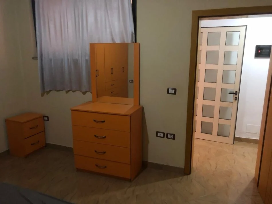 Tirane, jepet me qera apartament 1+1 Kati 1, 60 m² 300 € (Shkolla Bajram Curri)