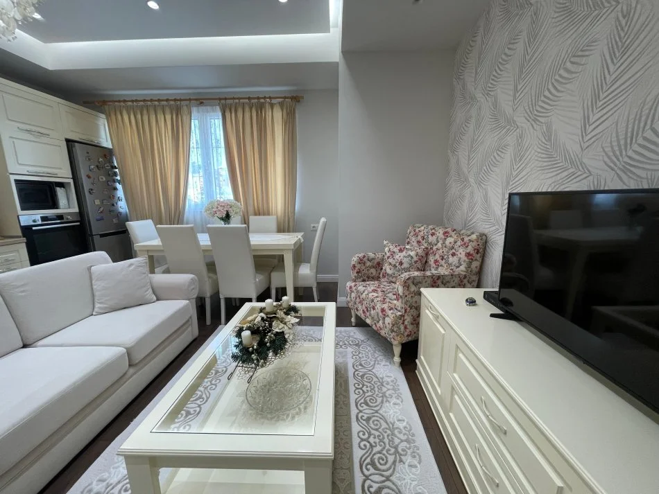 Tirane, jepet me qera apartament 2+1+Ballkon Kati 2, 85 m² 1.000 € (Rruga e Durresit)