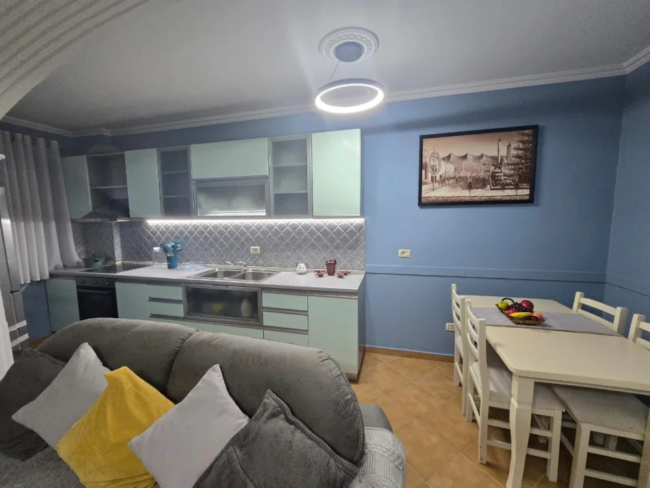 Tirane, jepet me qera apartament 2+1+Ballkon Kati 7, 85 m² 550 € (rruga 5 maj concord center)