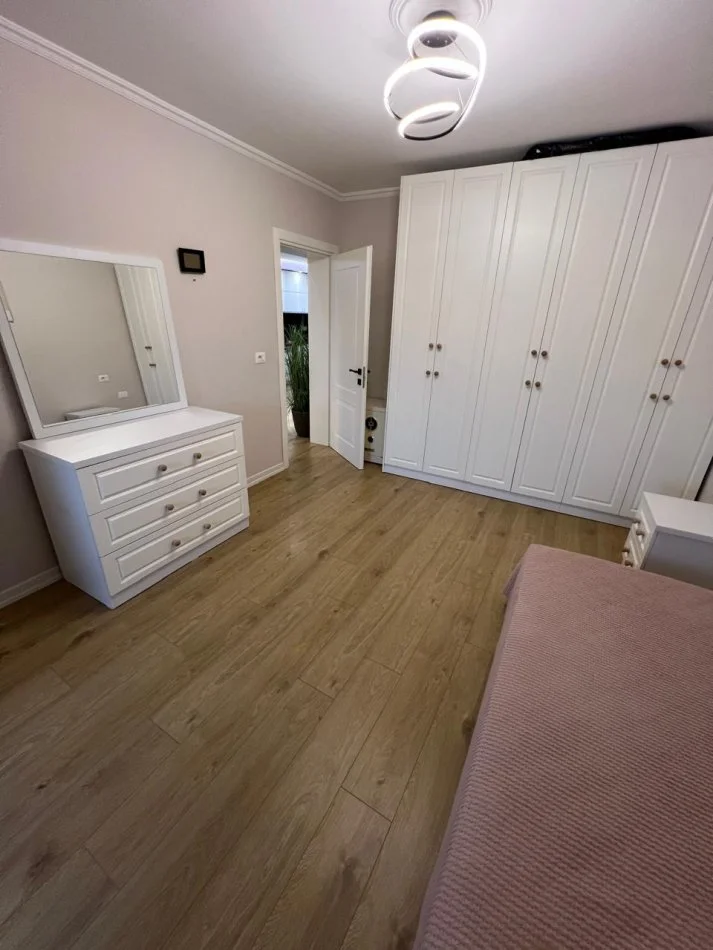 Tirane, jepet me qera apartament 2+1+Ballkon Kati 5, 90 m² 630 € (Oxhaku)