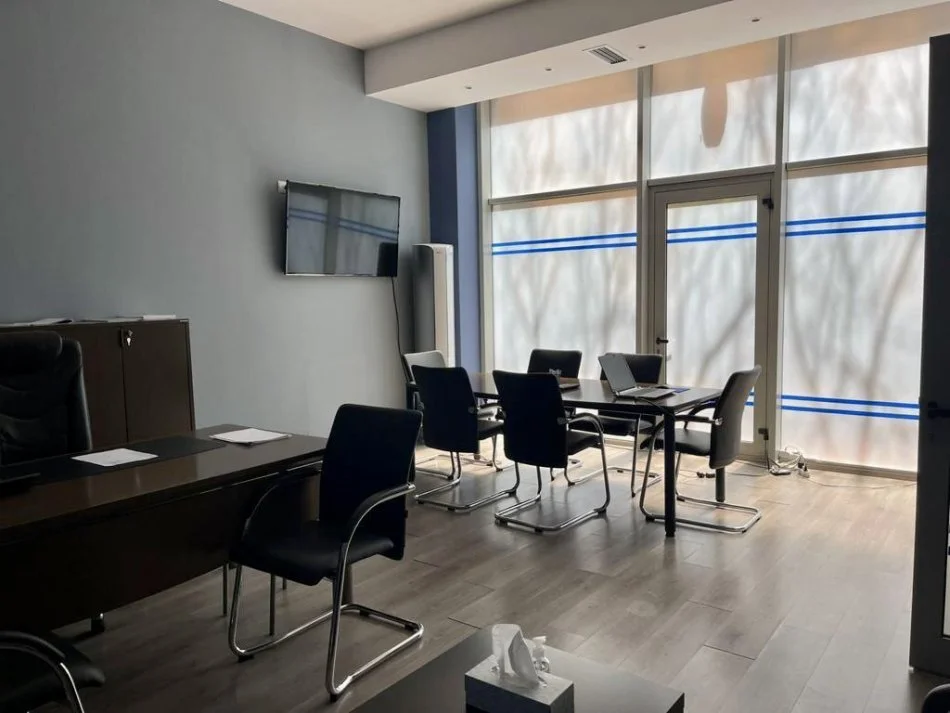 Tirane, jepet me qera dyqan Kati 0, 222 m² 4.000 € (Ish Blloku, Prane SPAR)