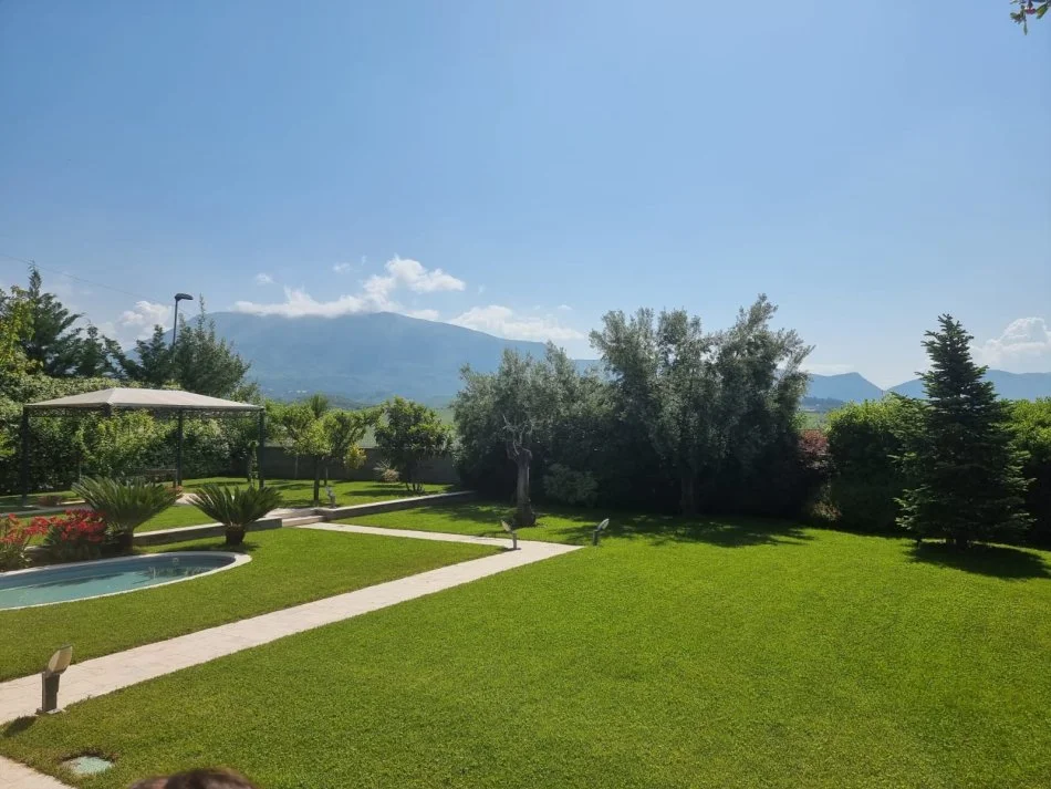 Tirane, shitet Vile 4+1 , 1.007 m² (Farke).