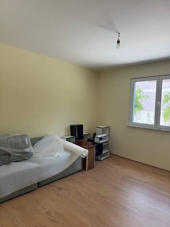 Tirane, jepet me qera shtepi 2+1+Ballkon Kati 1, 80 m² 1.000 € (Albanopoli)