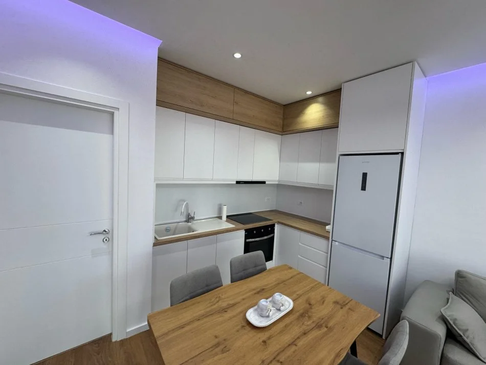 Tirane, jepet me qera apartament 1+1+Ballkon Kati 4, 65 m² 500 € (Reuga 5 maji)