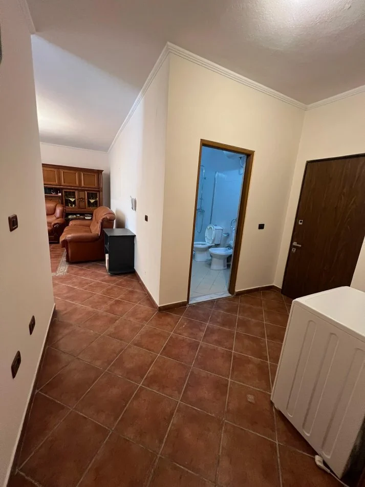 Tirane, jepet me qera apartament 3+1+Ballkon Kati 1, 140 m² 700 € (Prane Lake View Residence Liqeni)