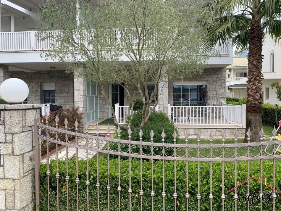 Vile per Shitje tek Gjiri i Lalzit.