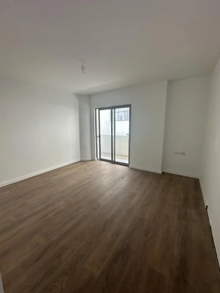 Shqiperi, shes apartament 2+1+Ballkon , (UJESJELLES 0692039456)