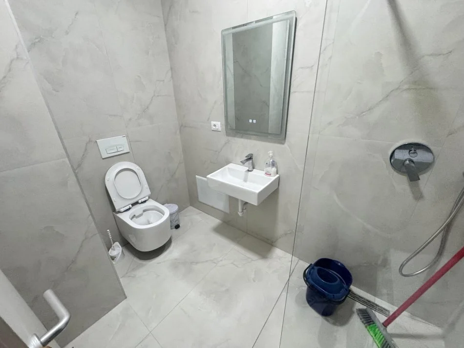 Tirane, jepet me qera apartament 1+1 Kati 2, 54 m² 420 € (Rezidenca OxA)