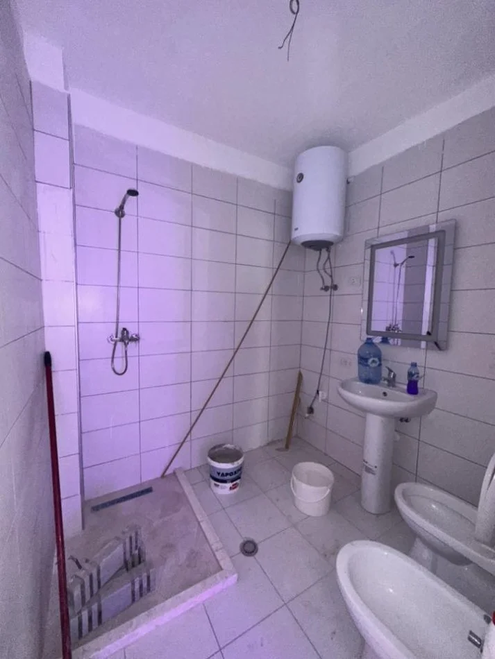 Shqiperi, shes apartament 2+1+Ballkon , (UJESJELLES 0692039456)