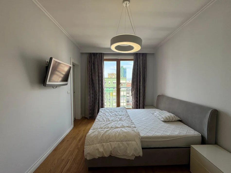 Tirane, jepet me qera apartament 1+1 Kati 7, 123 m² 1600 € (blloku)