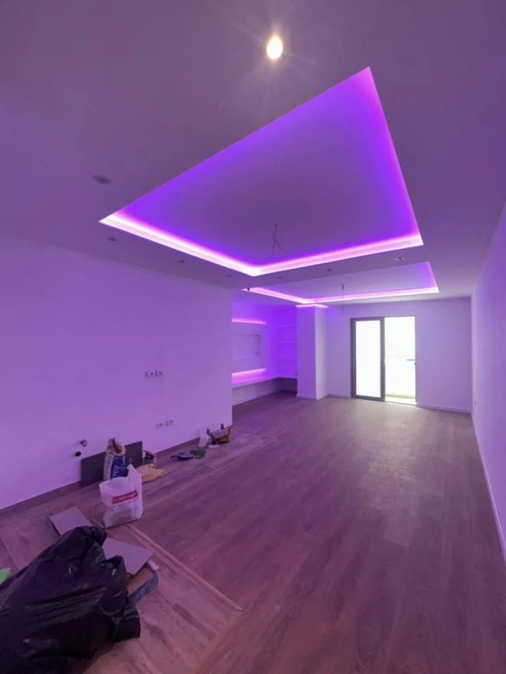 Shqiperi, shes apartament 2+1+Ballkon , (UJESJELLES 0692039456)