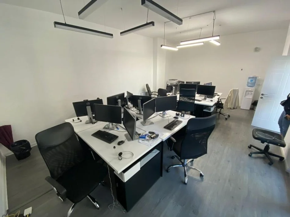 Tirane, jepet me qera 2+1+Ballkon Kati 4, 133 m² 950 € (Rruga e Kavajes)