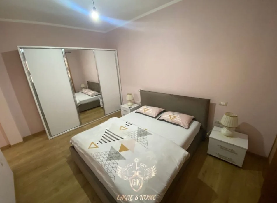 Durres, jepet me qera apartament 2+1+Ballkon Kati 2, 111 m² 500 € (Ish Rajoni • 500€ • 2+1 + Guzhine e vecuar)