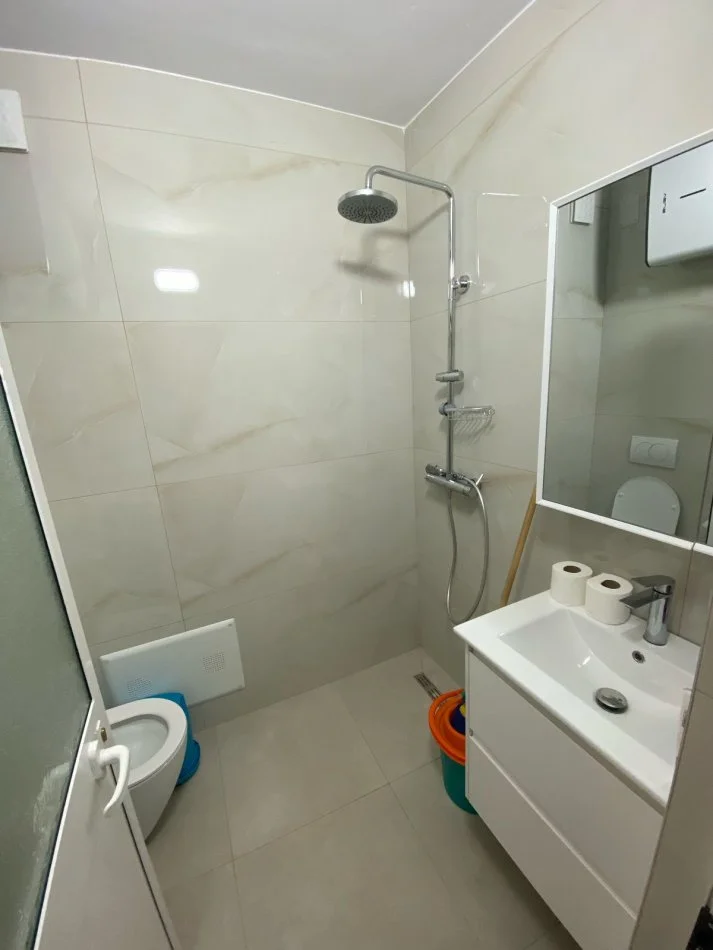 Tirane, jepet me qera apartament 1+1 Kati 5, 60 m² 500 € (Rruga Naim Frasheri, Rruga e Kavajes, 21 Dhjetori, prane Hotel Villa 22.)