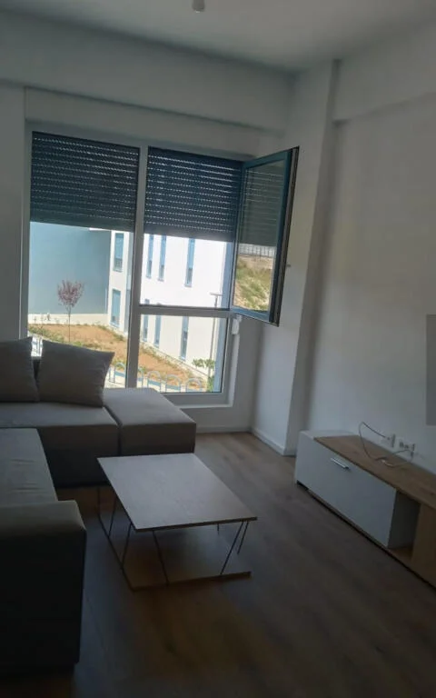 jepet me qera , 400 €