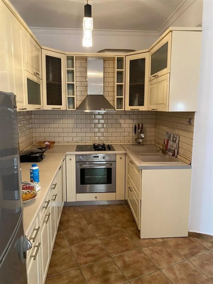 Tirane, jepet me qera apartament 1+1+Ballkon Kati 5, 60 m² 350 € (rruga Muhamet Deliu)