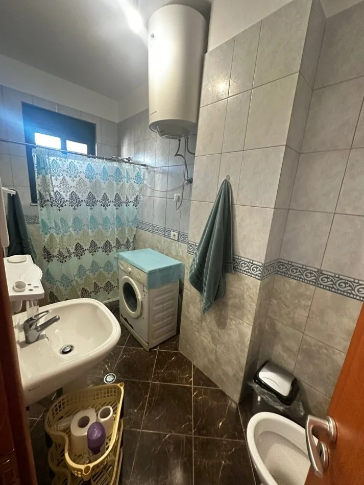 Durres, jepet me qera apartament 1+1+Ballkon Kati 9, 350 € (Apartament me Qera Plazh,Rrota Kuqe • 350€ neto)