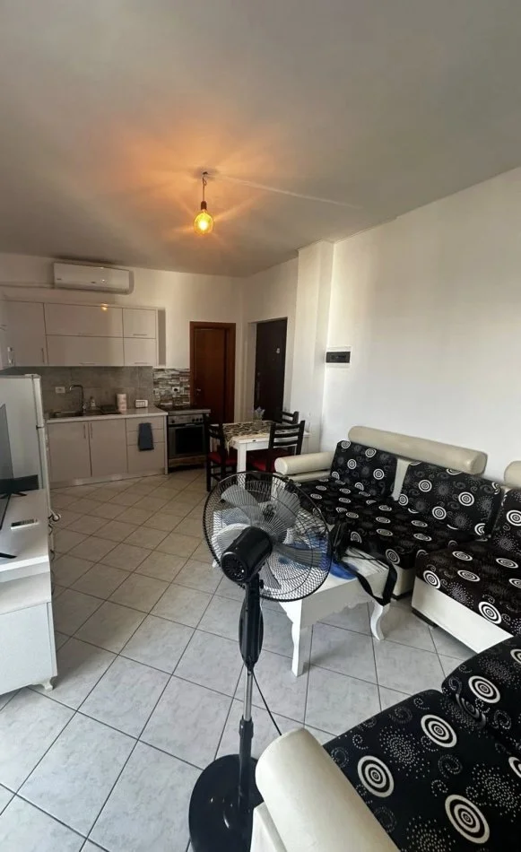 Durres, jepet me qera apartament 1+1+Ballkon Kati 9, 350 € (Apartament me Qera Plazh,Rrota Kuqe • 350€ neto)